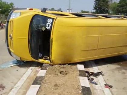 School bus hit by truck, nine students injured | स्कूल बसला ट्रकची धडक, नऊ विद्यार्थी जखमी