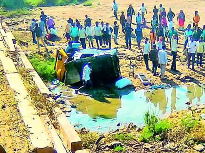 The driver killed the driver collapsing in the river | ऑटो नदीत कोसळून चालक ठार