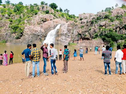 Hajarafoll is attracting tourists | पर्यटकांना आकर्षित करतोय हाजराफॉल Hajarafoll is attracting tourists | पर्यटकांना आकर्षित करतोय हाजराफॉल