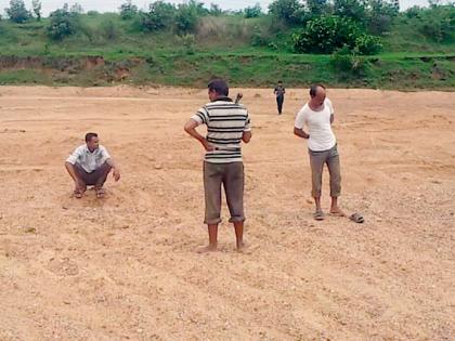 The action on the sand mafia is in the cold storage | रेती माफियांवरील कारवाई थंडबस्त्यात The action on the sand mafia is in the cold storage | रेती माफियांवरील कारवाई थंडबस्त्यात
