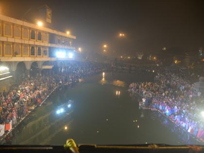 Thousands of lamps lit up ... | सहस्र दीपांनी उजळला गोदाकाठ...