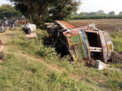 The truck carrying Gazelle fell into the bridge | गजाळी घेवून जाणारा ट्रक पुलात पडला