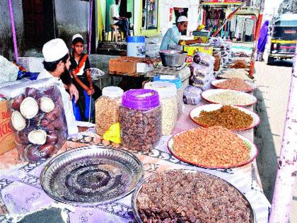 Malegaon: Market buys for men and women, buying eid for shopping in markets | मालेगाव : बाजारपेठांमध्ये खरेदीसाठी महिलांसह आबालवृद्धांची गर्दी ईदच्या खरेदीसाठी बाजारपेठ फुलली