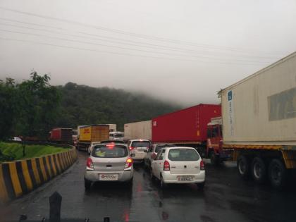 Traffic jam in Kasara Ghat | कसारा घाटातील वाहतूक ठप्प