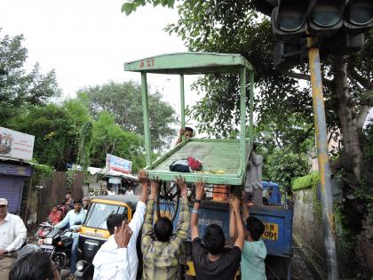 Satara: On Tuesday, the encroachment on the street was removed | सातारा : मंगळवार तळे रस्त्यावरील अतिक्रमणे अखेर काढली