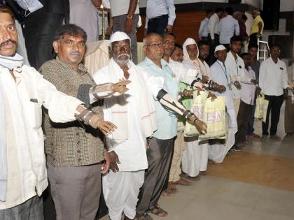 Making a prosthetic hand smiles on the face of handicapped | कृत्रिम हात बसवल्याने दिव्यांगांच्या चेहऱ्यावर हसू