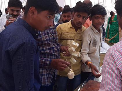 People demand for kulfi in cold wave | कडाक्याच्या थंडीतही कुल्फीवर वºहाडींच्या उड्या