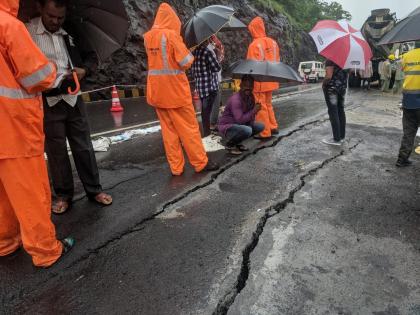 Old highway crosses highway | जुन्या कसारा घाटातील महामार्गाला तडे