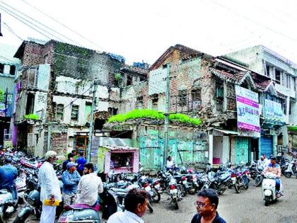 Municipal indifferent to dangerous buildings | धोकादायक इमारतींबाबत मनपा उदासीन