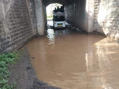 Water under the Panjhan railway bridge | पांझण रेल्वेपुलाखाली पाणी