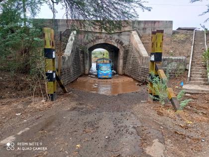 Water under the Panjan bridge in the first rain | पहिल्याच पावसात पांझन रेल्वे पूल पुलाखाली पाणी