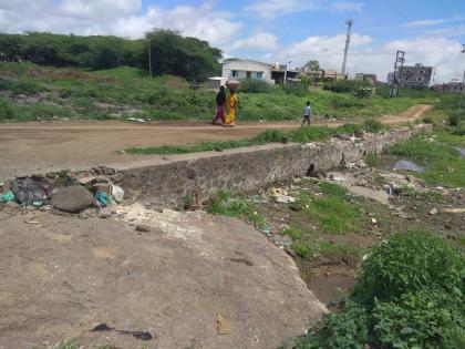 Waiting for the broken bridge to be repaired! | तुटलेल्या पुलाला दुुरुस्तीची प्रतिक्षा!