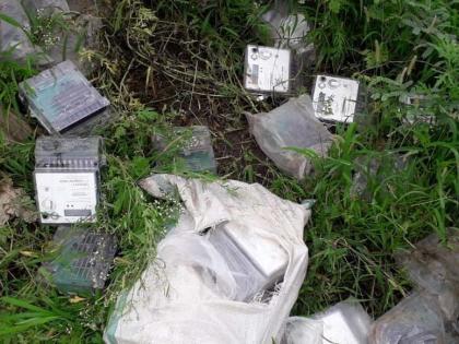 Meters were found in a reckless state near Mohide village | मोहिदे गावाजवळ बेवारस स्थितीत मीटर आढळले