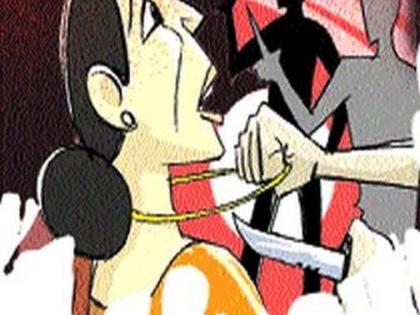 Sonpot lampas from the woman's neck | महिलेच्या गळ्यातून सोनपोत लंपास