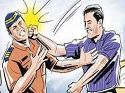 The two pushed the traffic police officer | वाहतूक पोलिस कर्मचाऱ्याला दोघांनी केली धक्काबुकी The two pushed the traffic police officer | वाहतूक पोलिस कर्मचाऱ्याला दोघांनी केली धक्काबुकी