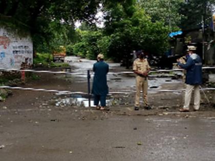 Dargah road was barricaded by the police | दर्गा रस्ता पोलिसांनी केला बॅरीकेटींग लावून बंद Dargah road was barricaded by the police | दर्गा रस्ता पोलिसांनी केला बॅरीकेटींग लावून बंद