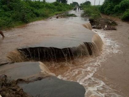 The road was dug by nala water | नाल्याच्या पाण्याने रस्ताच काढला खोदून The road was dug by nala water | नाल्याच्या पाण्याने रस्ताच काढला खोदून