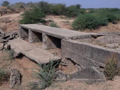 A bridge connecting two villages was built | २२ खेड्यांना जोडणाऱ्या पुलाची झाली वाताहत A bridge connecting two villages was built | २२ खेड्यांना जोडणाऱ्या पुलाची झाली वाताहत