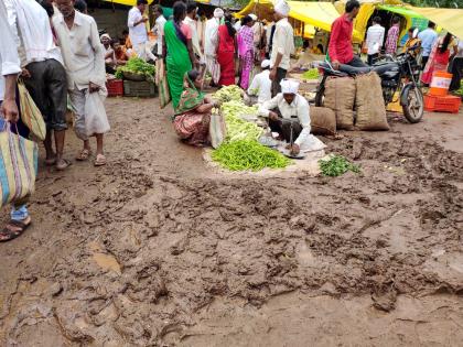 Parbhani: Disadvantages of vegetable vendors due to lack of facilities | परभणी : सुविधांअभावी भाजीपाला विक्रेत्यांची गैरसोय