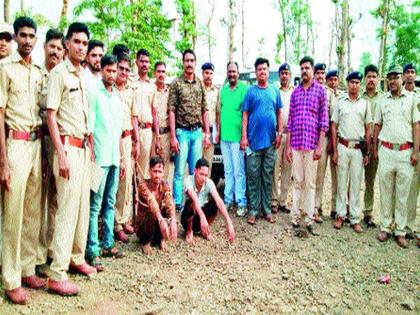 Well wooden vehicles seized in the threshold forest area | उंबरठाण वनपरिक्षेत्रात खैर लाकडाचे वाहन जप्त