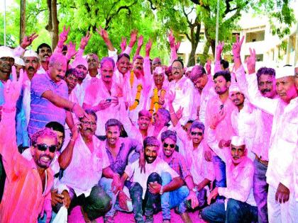 Shocking: Satara, Nimpur Bazar committee election result; In the premises of the workers, the crowds of devotees are dhoti | धक्कादायक : सटाणा, नामपूर बाजार समिती निवडणूक निकाल; कार्यकर्त्यांचा परिसरात जल्लोष प्रस्थापितांना धूळ चारत नवोदितांची सरशी