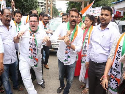 NCP's agitation against fuel price hike, prohibition of government pulling cars | इंधन दरवाढीच्या विरोधात राष्ट्रवादीचे आंदोलन, कार खेचून सरकारचा केला निषेध