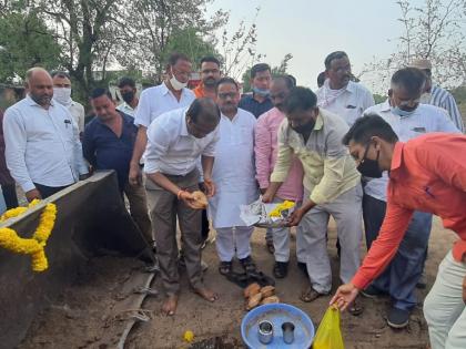 The road problem to Chalisgaon was solved in just a few minutes | चाळीसगावला रस्त्याची समस्या सुटली अवघ्या काही मिनिटात