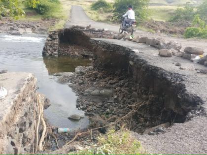 Life-threatening traffic on broken bridges on sparse waterfalls | विरळी-झरे रस्त्यावरील खचलेल्या पुलावर जीवघेणी वाहतूक