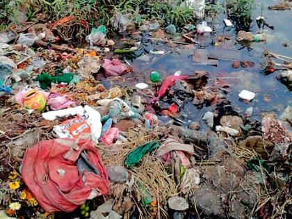 Bappa is immersed in river | नदीतच होतेय बाप्पाचे विसर्जन