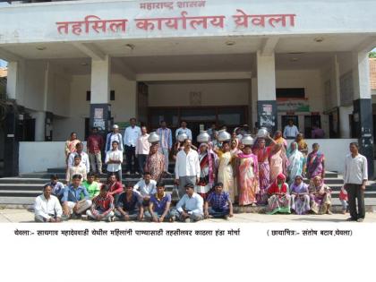 Women's Handa Morcha for drinking water | पिण्याच्या पाण्यासाठी महिलांचा हंडा मोर्चा