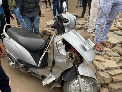 A woman on a two-wheeler was crushed by a private traveller. Incident in Latur Shahar: A crime against five people... | दुचाकीवरील महिलेला खासगी ट्रॅव्हल्सने चिरडले, लातूर शहारातील घटना