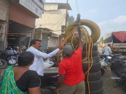 Municipal Corporation action against encroachers on Ulhasnagar road | उल्हासनगर रस्त्यावर अतिक्रमण करणाऱ्यावर महापालिकेची कारवाई,