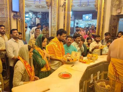 Vicky Kaushal Katrina Kaif And Her Mother In Law Visited Mumbais Famous Siddhivinayak Temple | Vicky Kaushal,Katrina Kaif :  सून असावी तर अशी...! कतरिनाने पती विकी व सासूबाईसोबत घेतलं सिद्धिविनायकाचं दर्शन