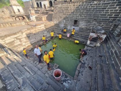 Cleanliness of tourist places including Dhartirtha at Lonar is an initiative of Lonarkar Team | लोणार येथील धारतीर्थासह पर्यटन स्थळांची स्वच्छता मी लोणारकर टिमचा पुढाकार