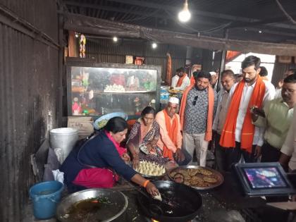 Sushma Andhare made vade and samosas at the hotel in sengaon | सुषमा अंधारे यांनी हॉटेलवर वडे, समोशे तळून घेतला आस्वाद