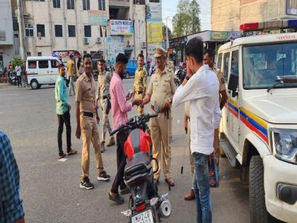 Police's 'combing operation' action in Latur: cases against 62 vehicles in two hours | लातुरात पाेलिसांचे ‘काेम्बिंग ऑपरेशन’ कारवाई : दाेन तासात ६२ वाहनांवर खटले...