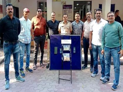 Gang selling fake gold coins busted due to 'location' of mobile phones | मोबाईलच्या ‘लोकेशन’मुळे बनावट सोन्याची नाणी विकणारी टोळी गजाआड