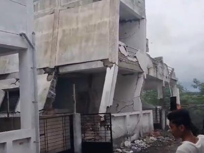 In Bhusawal, a two-storied building like Patta's bungalow collapsed | भुसावळमध्ये पत्त्याच्या बंगल्याप्रमाणे दुमजली इमारत कोसळली