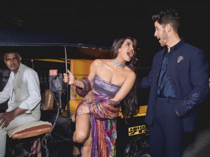 priyanka chopra date night with husband nick jonas includes an auto rickshaw | Priyanka Chopra : ६५ वर्षांपूर्वीच्या साडीचा ड्रेस अन् रिक्षासमोरचं फोटोशूट, प्रियंका-निकची मुंबईच्या रस्त्यावर धम्माल मस्ती