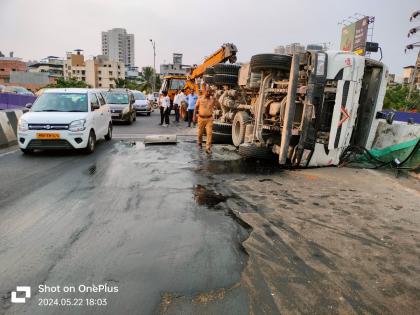 Truck overturned on Majeevada bridge in Thane causing traffic jam | ठाण्यात माजीवडा ओव्हरब्रिजवर ट्रक उलटल्याने वाहतूक कोंडी