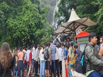 Tourists flock to rain tourism in Amboli; Thousands of tourists arrive | आंबोलीतील वर्षा पर्यटनात पर्यटक चिंब; हजारो पर्यटक दाखल, घाटात मोठी वाहतूक कोंडी Tourists flock to rain tourism in Amboli; Thousands of tourists arrive | आंबोलीतील वर्षा पर्यटनात पर्यटक चिंब; हजारो पर्यटक दाखल, घाटात मोठी वाहतूक कोंडी