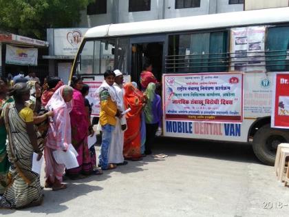 Patients inspection in camp at akola | तंबाखूविरोधी सप्ताहनिमित्त शिबिरामध्ये रुग्णांची तपासणी