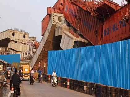 The part of the collapsed flyover in Chiplun is still intact | चिपळुणातील कोसळलेल्या उड्डाणपुलाचा भाग अजून तसाच