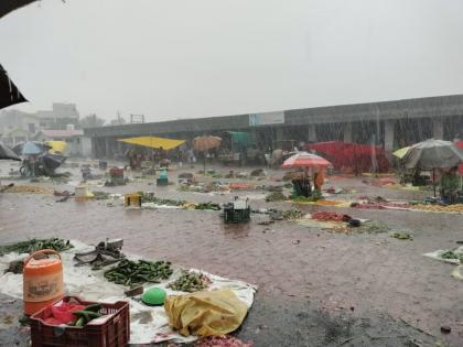 Unseasonal rain disrupted the market; Farmers loss, time to throw vegetables in the market | अवकाळी पावसाने बाजार विस्कटला; शेतकऱ्यांचे नुकसान, भाजीपाला फेकून देण्याची वेळ