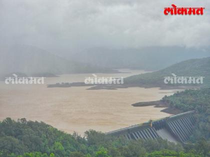 The level reached by the Koyna dam, the water is released from the dam in three ways | Satara: कोयना धरणाने गाठली सांडवा पातळी, धरणातून तीन प्रकारे केला जातो पाण्याचा विसर्ग 