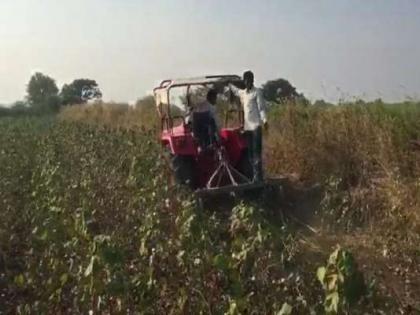 Private vehicle provided by the farmer for public ambulance service | शेतकऱ्याने सार्वजनिक रुग्णसेवेसाठी दिले खाजगी वाहन