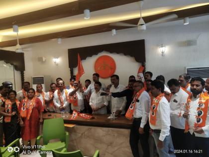 shock to Adv. Sadavarte in Jalgaon ST credit union panel, 17 directors join shiv sena | ॲड. सदावर्तेच्या पॅनलला जळगाव एसटी पतसंस्थेत धक्का, १७ संचालकांचा कर्मचारी सेनेत प्रवेश