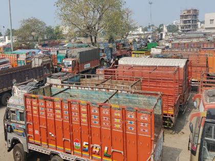 Eight thousand trucks, tanker stopped at Amravati; Opposition to the 'hit and run' law | अमरावती येथे आठ हजार ट्रक, टँकरची चाके थांबली; ‘हिट ॲन्ड रन’ कायद्याला विराेध