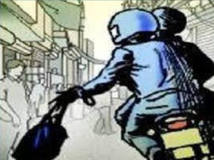 Bike rider robbed on Hattur Bypass Road , Filed a case | दोघांनी हात पकडले, एकानं खिशातून मोबाईलसह रोकड काढून तिघे पसार; गुन्हा दाखल