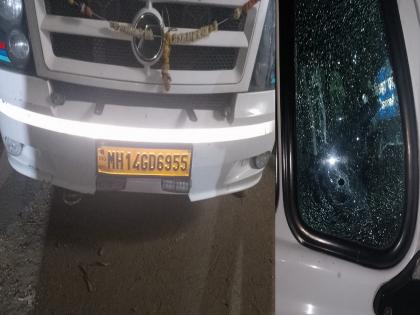 Traveles bus shot, robbery failed; Later, the driver was picked up and the truck fled | ट्रॅव्हलरवर गोळीबार, दरोडा फसला; नंतर चालकाला उचलून ट्रक पळवला